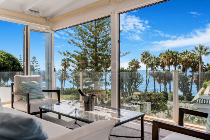 Hermosa playa de primera línea, casa de cuatro dormitorios en la prestigiosa comunidad de Marbellamar, en Marbella Milla de Oro