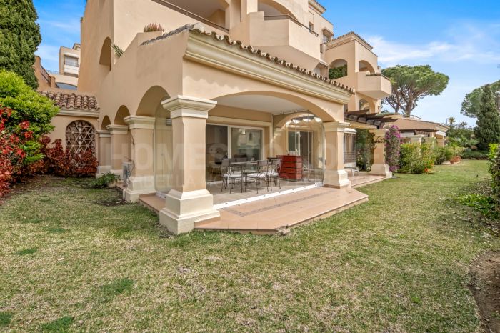 Elegante Apartamento en Planta Baja con Acceso al Jardín en Hacienda Elviria