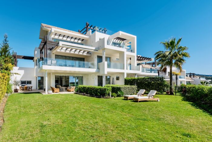 Дуплекс на первом этаже на продажу в Marbella Club Hills, Бенахавис