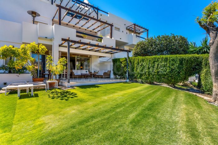 Просторная трехкомнатная квартира на первом этаже, расположенная в закрытом сообществе Лас-Джакарандас, Бел-Эйр