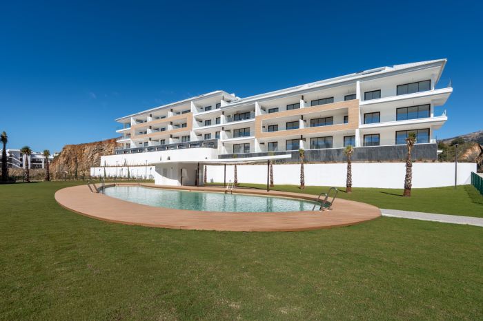 Apartamento nuevo de 2 dormitorios con vistas a la piscina y al mar