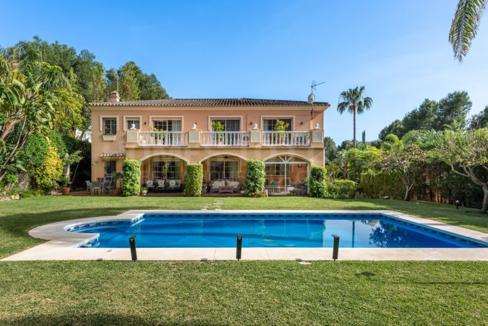 Encantadora Villa de 5 Dormitorios en Atalaya Río Verde, Marbella
