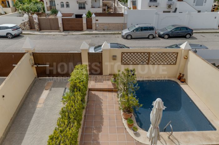 Chalet pareado con piscina privada, gran terraza y potencial para 4 dormitorios en Alhaurín de la Torre