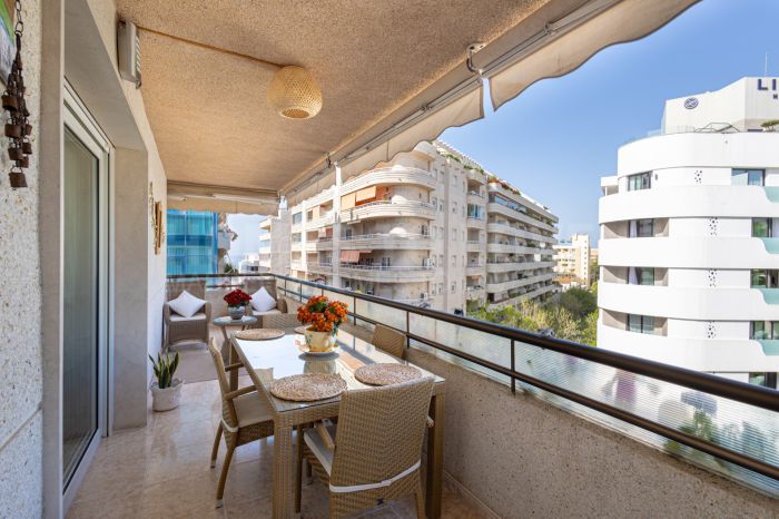 Luminoso ático duplex en Marbella centro con plaza de garaje incluida.