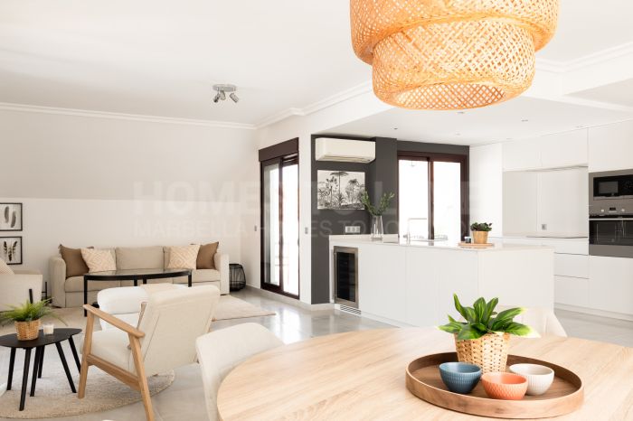 Discover this stunning duplex penthouse in the heart of Nueva Andalucía