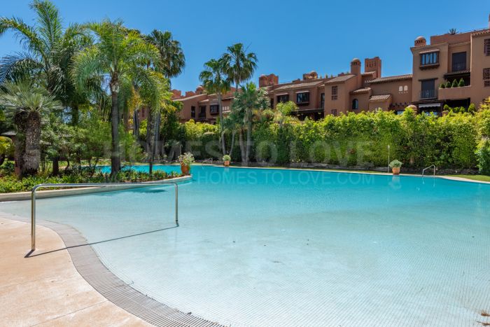 Amplio apartamento en planta baja en Alhambra del Golf – Ubicación privilegiada junto a la playa en Casasola