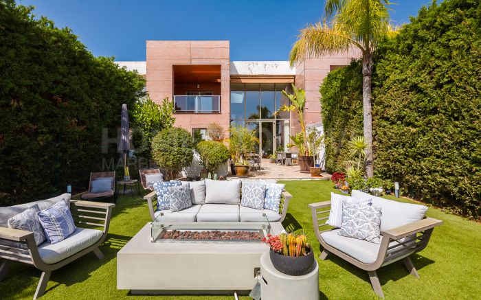 Contemporary Townhouse with Panoramic Views in a Gated Complex in Benahavís