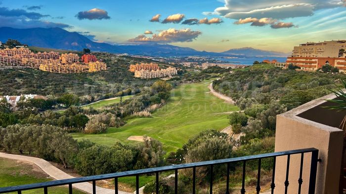 Stylish 2-bedroom apartment in Duquesa Fairways with two private terraces, golf views, and access to pools, gardens, and underground parking—just minutes from the marina and beach.