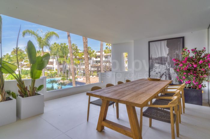 Elegante apartamento de playa de 3 dormitorios completamente renovado en Marina Puente Romano, Milla de Oro de Marbella