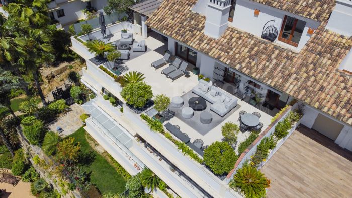 Ático dúplex exclusivo en la Milla de Oro de Marbella con vistas panorámicas al mar y a La Concha, amplias terrazas y una ubicación privilegiada cerca de Puente Romano.
