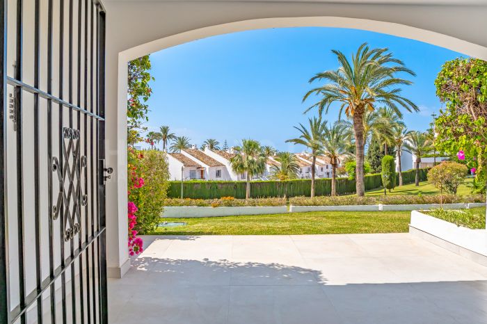 Luminoso y moderno apartamento de 3 dormitorios en la codiciada Urb. Malambo, Nueva Andalucía, Marbella, que ofrece un estilo de vida elegante en una ubicación privilegiada cerca de todos los servicios y de Puerto Banús.
