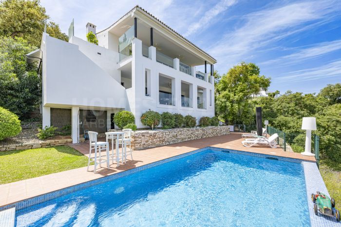 Über der Küste, nah an allem: 4-Schlafzimmer-Villa zum Verkauf in La Mairena, Marbella Ost