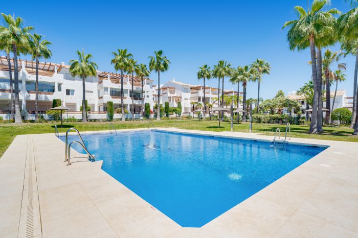 Elegante, drei Schlafzimmer Wohnung im ersten Stock in der gated Gemeinde von Selwo Hills, Estepona