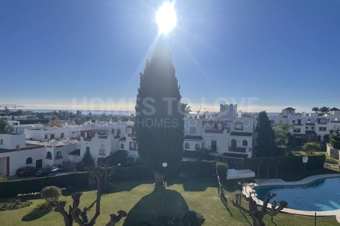Amplia casa adosada con orientación sur en Bel Air, Estepona
