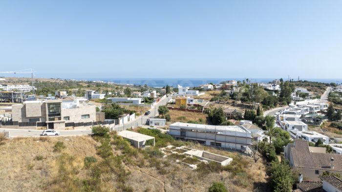 Plot with project and structure in Estepona with sea and golf views