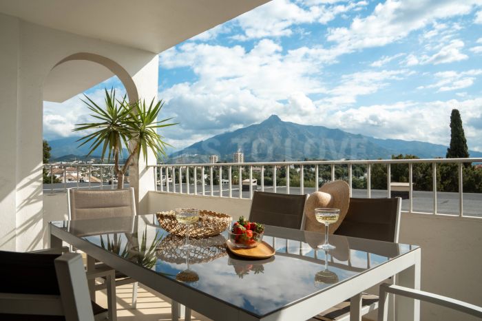 Ground floor residence with sea and mountain views in Nueva Andalucia, Marbella