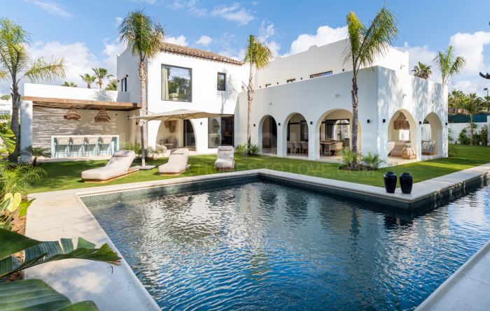 Elegancia Contemporánea a Pocos Pasos del Mar en Guadalmina Casasola, Marbella