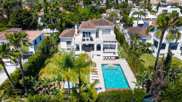 Lujosa villa de seis dormitorios en el prestigioso valle del golf de Nueva Andalucía
