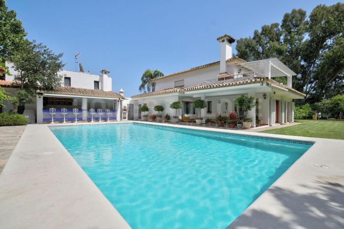 Elegant Villa on a 2,000 m² Plot Just Moments from the Beach | New Golden Mile