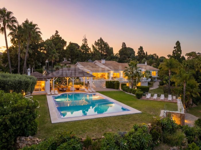Elegante Mediterrane Villa in der Prestigeträchtigen Urbanisation Hacienda Las Chapas, Marbella, mit Bereits Vorhandener Touristenlizenz
