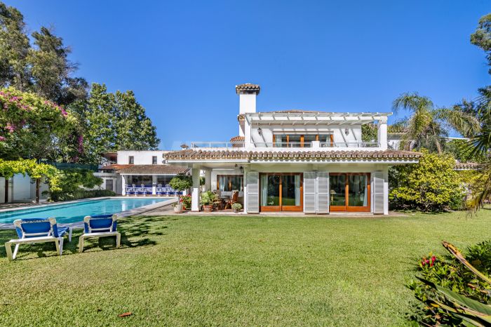 Exclusive Beachside Villa Just 100 Metres from the Sea | 1.983 m² Plot | New Golden Mile, Estepona