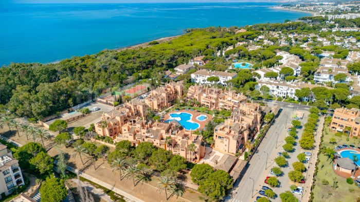 Impresionante orientada al sur, cuatro dormitorios, ático dúplex, situado en una comunidad de Estepona