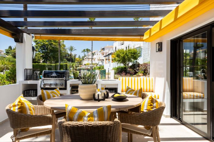 A fully renovated 3-bedroom apartment in iconic Aldea Blanca, rebuilt to Scandinavian standards with premium finishes and two south-west terraces, steps from Puerto Banús.