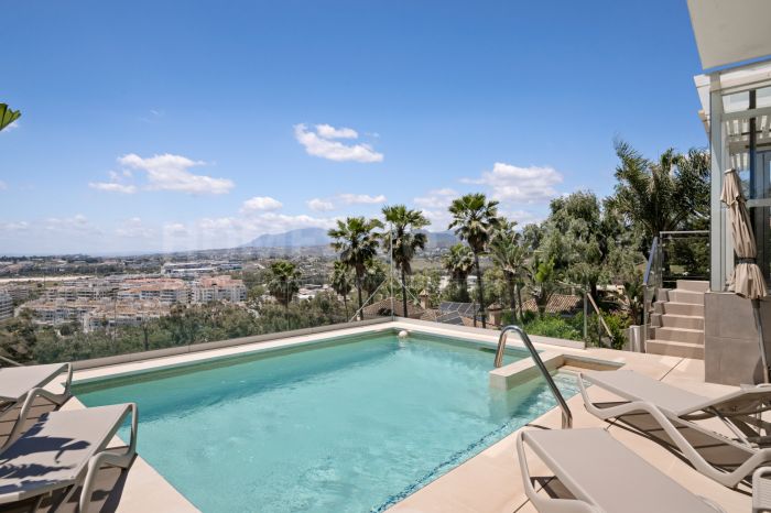 Luxury Renovated 4-Bedroom Villa with Panoramic Sea Views in Nueva Andalucía