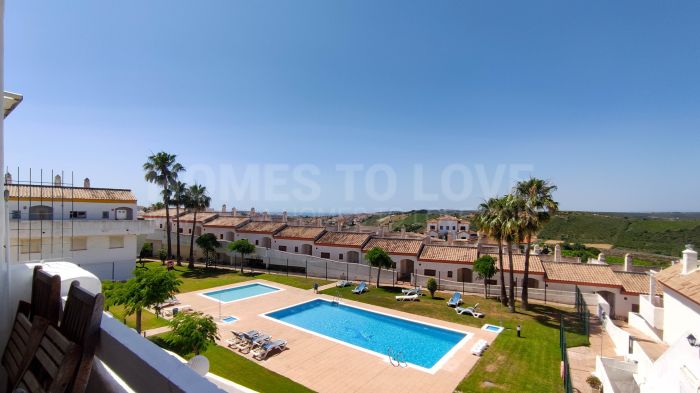 Dúplex de 2 dormitorios con solárium, garaje privado y acceso directo a piscina en Royal Manilva