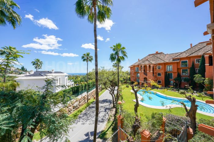 SPACIOUS APARTMENT WITH SEA VIEWS IN MONTE HALCONES