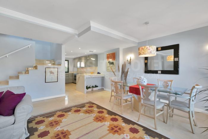 Penthouse en duplex rénové avec vue mer à Luna Blanca Golf
