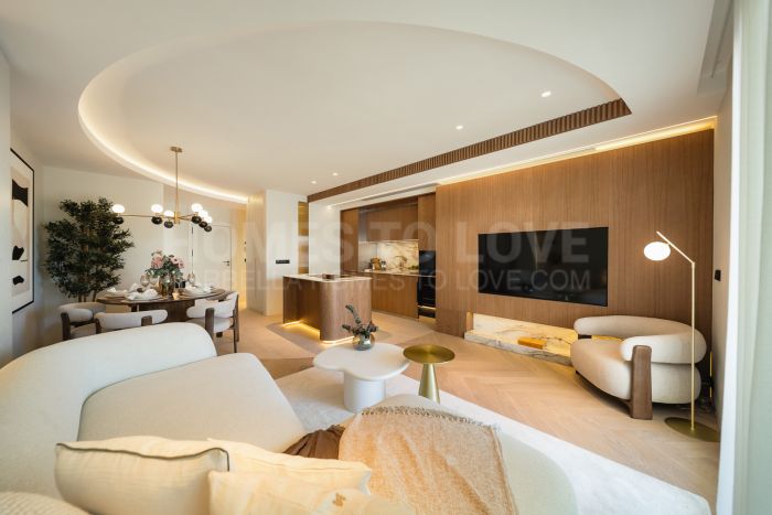 Excepcional apartamento de lujo completamente renovado en la Milla de Oro de Marbella con vistas al Mediterráneo.