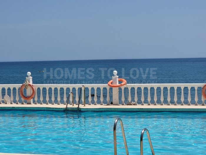 Appartement en bord de mer offrant une vue imprenable sur la mer et un potentiel d'investissement exceptionnel