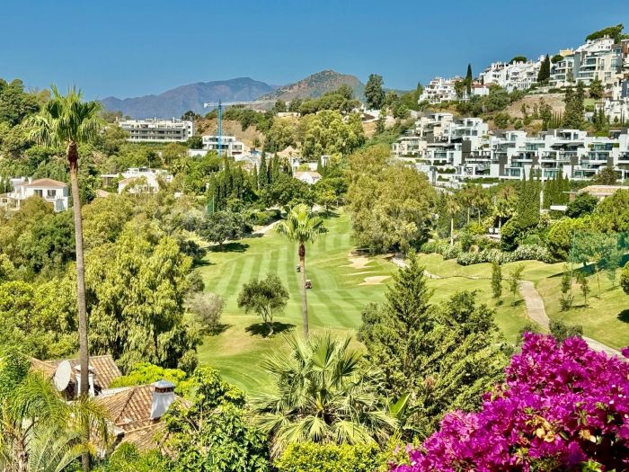 Apartamento Planta Baja en venta en La Quinta Hills, Benahavis