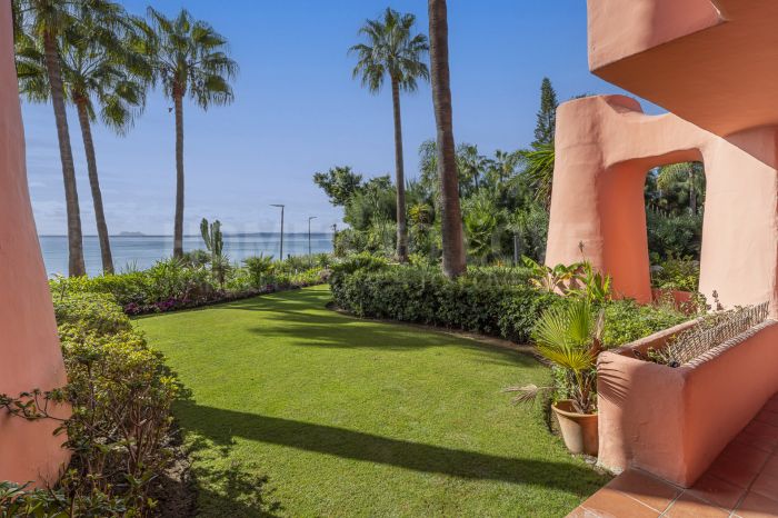 Planta baja, primera línea: apartamento frente al mar de 3 dormitorios en venta en Cabo Bermejo, Estepona
