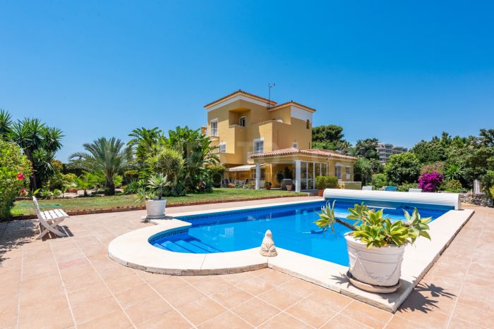 Villa con Vistas Panorámicas al Mar en Venta junto a Atalaya Golf – Triángulo de Oro