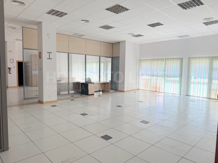 Descubre esta excelente oportunidad de inversión en el corazón del Parque Tecnológico. Se trata de un conjunto de oficinas que ofrece 493,55 m² distribuidos en 15 salas versátiles, ideales para equipos de trabajo, despachos privados o zonas de reuniones.