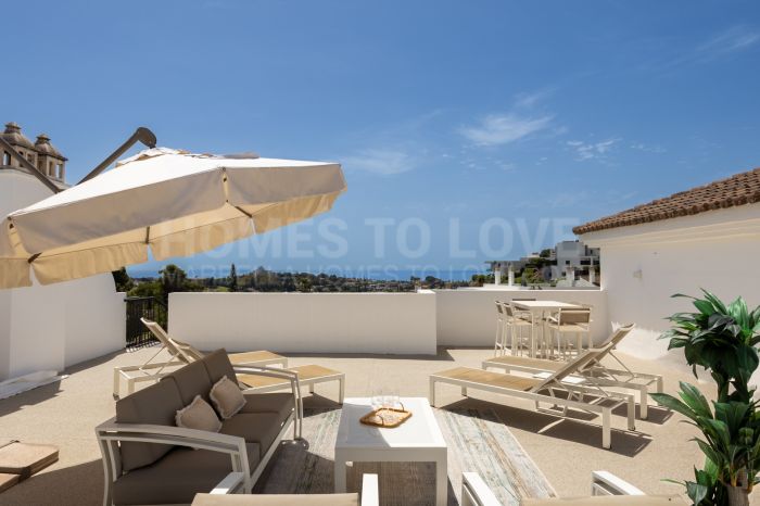 Espectacular ático de 2 dormitorios en Paraiso Pueblo, Benahavís, con vistas al mar, gran solárium, licencia turística y opción de 3 dormitorios.