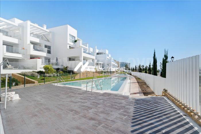 Spectacular three bedroom apartment, ideal to enjoy the life on the beach and the comfort of a quiet environment. This property has two bathrooms, a large terrace of 48 m2, and two parking spaces.