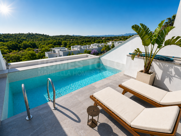Casa adosada contemporánea con piscina y solárium privados en Polo Sur. Una casa adosada familiar y versátil, con arquitectura de autor, piscina y solárium privados, en uno de los enclaves residenciales más singulares de San Enrique de Guadiaro.