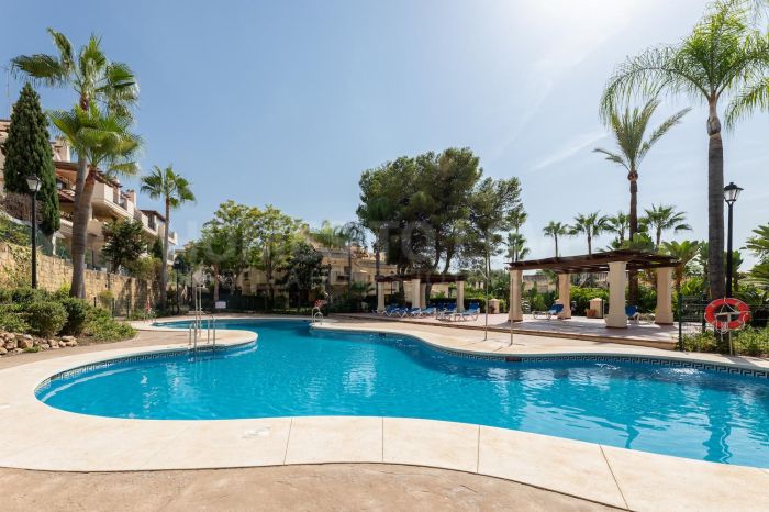 Luminoso y amplio apartamento en planta baja de una habitación situado en la zona más codiciada de Atalaya de Río Verde, Marbella