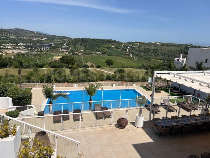 INVERSIÓN EN LA COSTA DEL SOL – Apartamento en Última Planta con Vistas al Golf y Hasta 60 Días de Uso Privado al Año