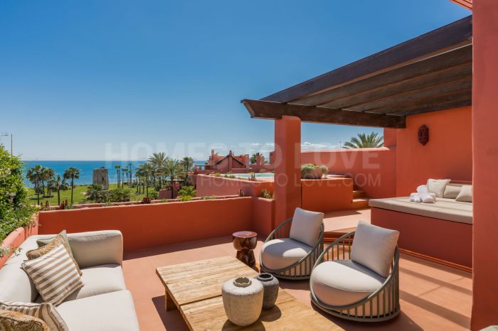 Espectacular Ático Dúplex en Primera Línea de Playa en Torre Bermeja, Estepona