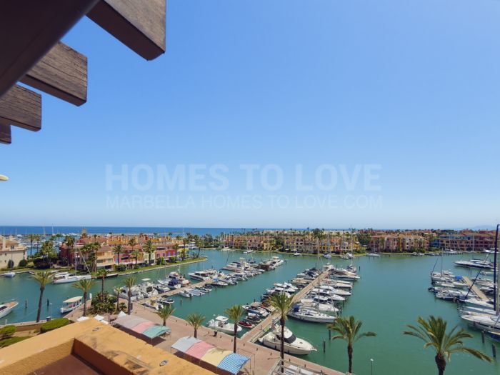 Ático Dúplex con Vistas al Mar y Marina en Sotogrande Marina