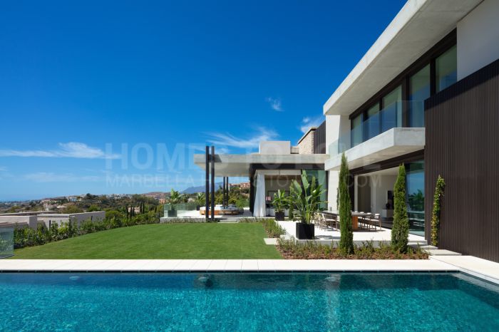 Contemporary luxury villa with panoramic Mediterranean views in the prestigious gated community of The Hills, La Quinta