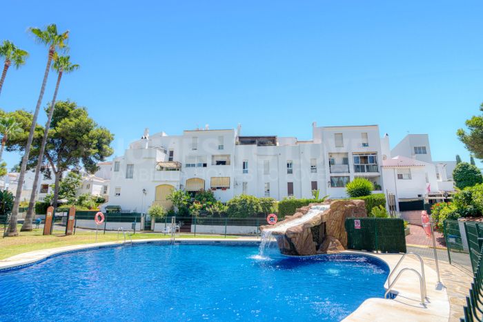 Magnifiquement réformé, sud-est face à trois chambres à coucher penthouse situé dans la célèbre communauté fermée Parque Elviria, Marbella