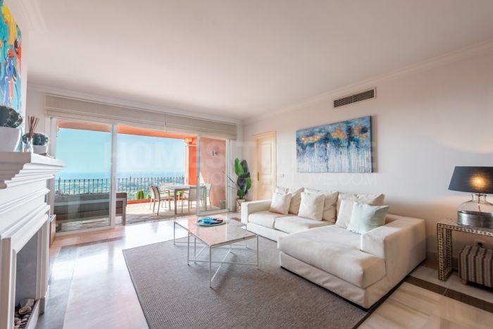 Vistas Panorámicas al Mar y Extraordinario Potencial – Amplio Apartamento en Monte Halcones a Precio de Venta