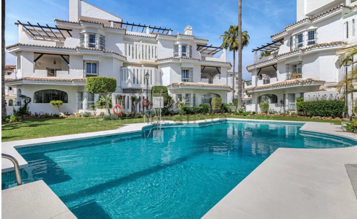 Duplex penthouse avec licence touristique à Los Naranjos de Marbella, Nueva Andalucía