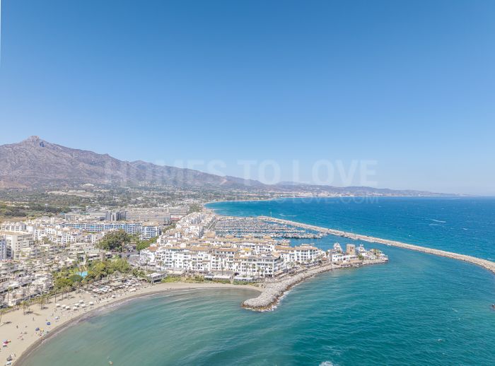 Frontline Puerto Banús | 4-Bedroom Luxury Apartment with Panoramic Sea Views