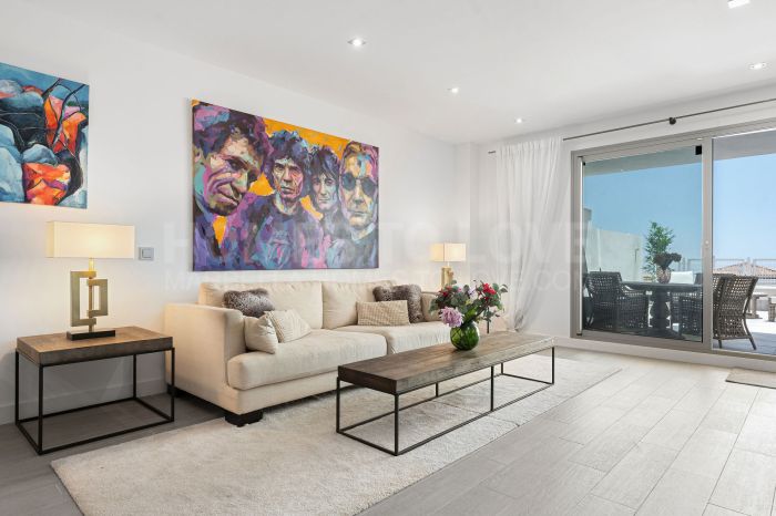 Bienvenido a este moderno apartamento de 3 dormitorios en el corazón de Benalmádena Pueblo!
